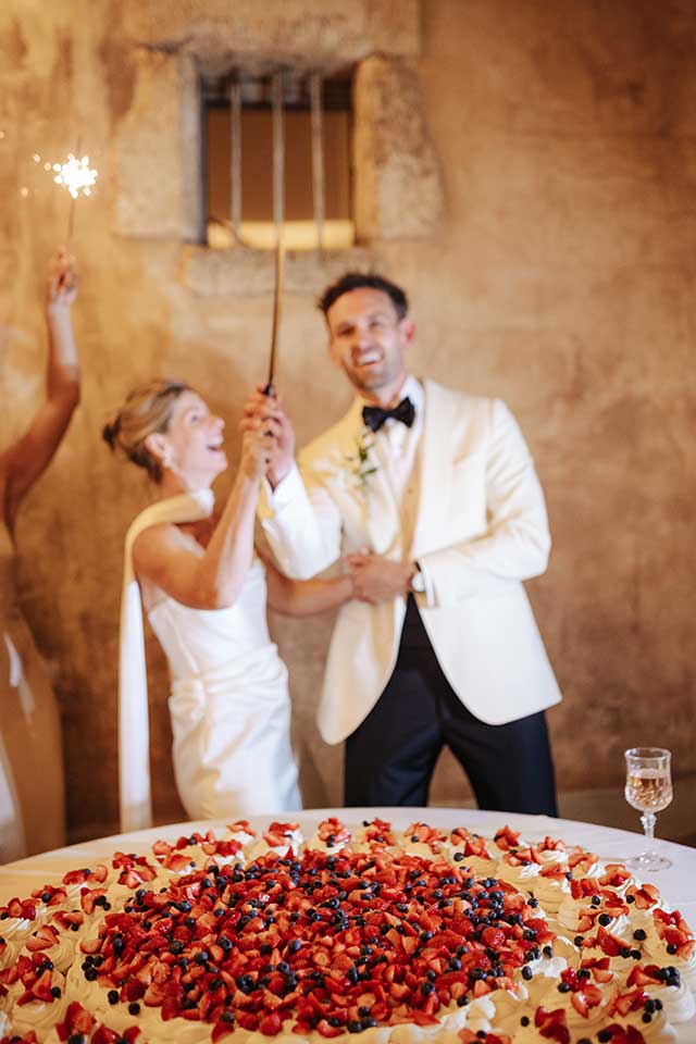 Married couple in front of a wedding cake in France